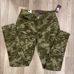 NWT Gloria Vanderbilt Camo Jeans